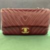 Chanel Classic Double Flap Bag Medium bordeaux con cucitura Chevron e hardware dorato