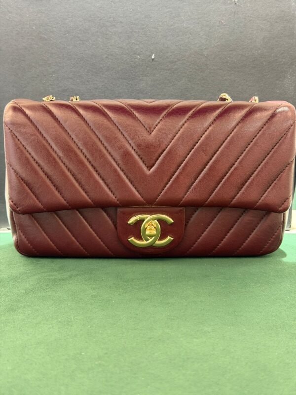 Chanel Classic Double Flap Bag Medium bordeaux con cucitura Chevron e hardware dorato