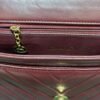 Chanel Classic Double Flap Bag Medium bordeaux con cucitura Chevron e hardware dorato
