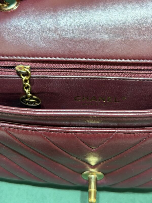 Chanel Classic Double Flap Bag Medium bordeaux con cucitura Chevron e hardware dorato
