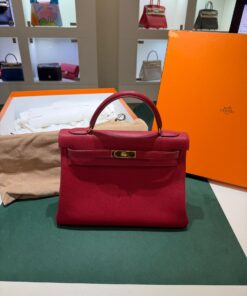 Alternative view of Hermès Kelly 32 retourne veau pellame togo color bordeaux hardware dorato second hand.