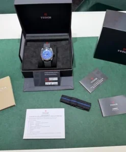 Alternative view of Tudor Black Bay Blue NUOVO 2025 Novembre 41mm quadrante blu full set black dial