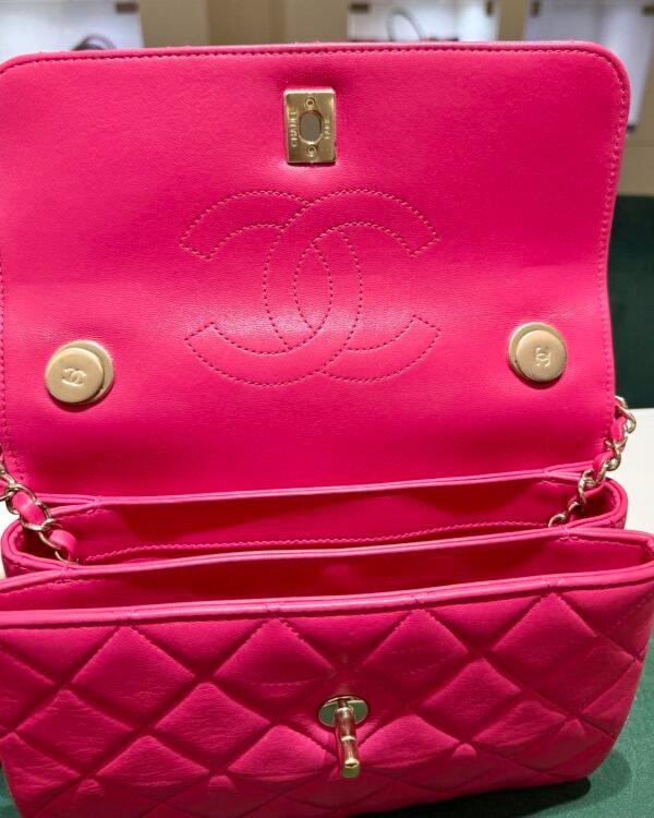 Chanel trendy CC misura media 25 con Card Chanel del 2020 e certificato Entrupy  Color Fuchsia (Rose Fuchsia) con hardware dorato.
