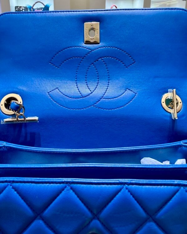 Chanel trendy CC misura media 25 con Card Chanel del 2019 e certificato Entrupy  Color bleu ( blue royal ) con hardware dorato.