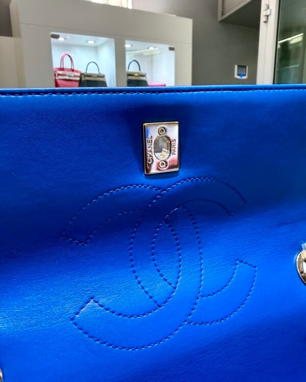 Chanel trendy CC misura media 25 con Card Chanel del 2019 e certificato Entrupy  Color bleu ( blue royal ) con hardware dorato.