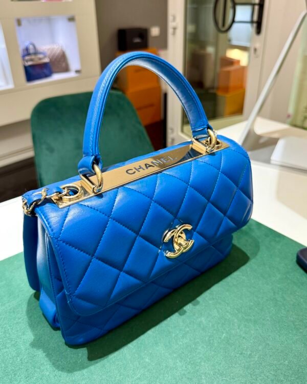 Chanel trendy CC misura media 25 con Card Chanel del 2019 e certificato Entrupy  Color bleu ( blue royal ) con hardware dorato.