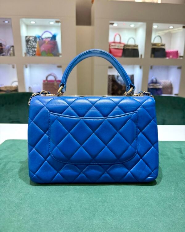 Chanel trendy CC misura media 25 con Card Chanel del 2019 e certificato Entrupy  Color bleu ( blue royal ) con hardware dorato.