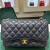 Chanel Classic flap (11:12) Chanel classica grande jumbo caviar doppia patta pelle vitello martellato & effetto dorato nero interno bordeaux