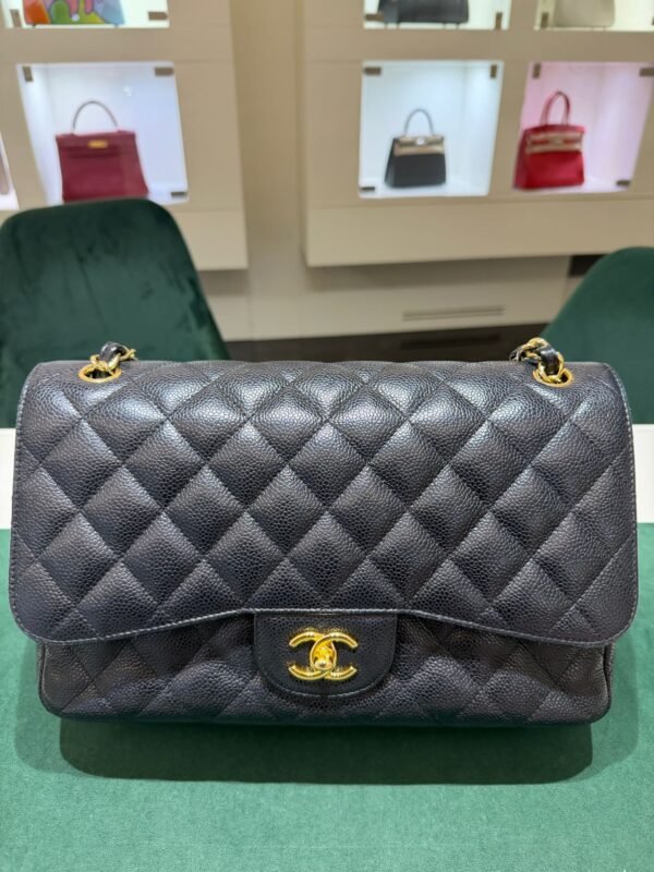 WhatsApp Image 2026-01-08 at 18.24.36 (1) Chanel Classic flap (11:12) Chanel classica grande jumbo caviar doppia patta pelle vitello martellato & effetto dorato nero interno bordeaux