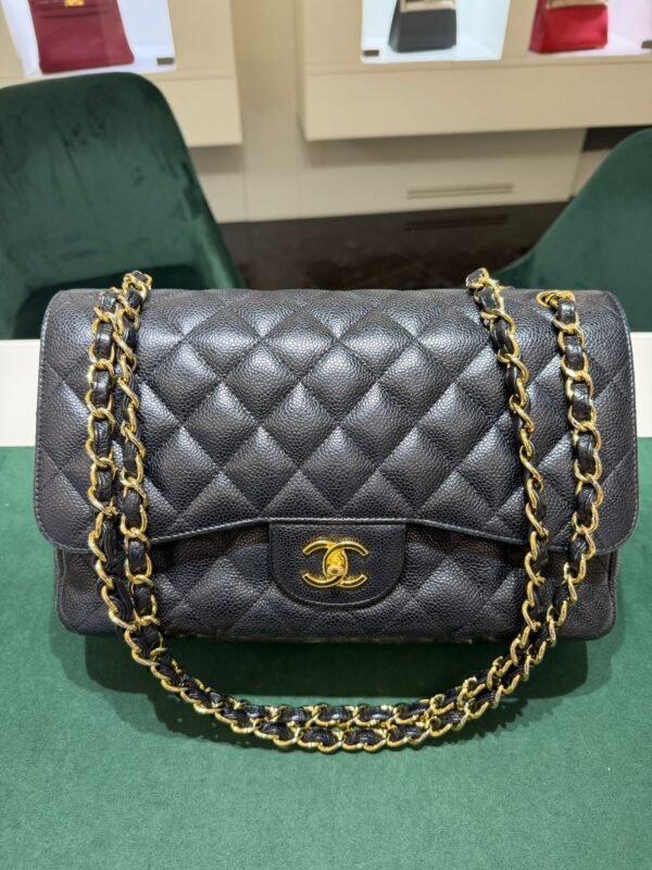 WhatsApp Image 2026-01-08 at 18.24.36 Chanel Classic flap (11:12) Chanel classica grande jumbo caviar doppia patta pelle vitello martellato & effetto dorato nero interno bordeaux