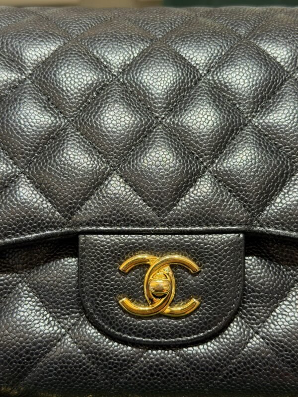 WhatsApp Image 2026-01-08 at 18.24.37 (1) Chanel Classic flap (11:12) Chanel classica grande jumbo caviar doppia patta pelle vitello martellato & effetto dorato nero interno bordeaux