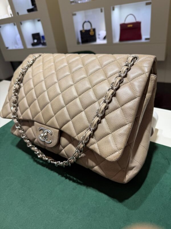 WhatsApp Image 2026-01-19 at 08.48.09 (2) Chanel Classic Flap Jumbo XL misura 33 color Beige Caviar anno di produzione 2010 full set con scontrino fattura d’acquisto e scatola