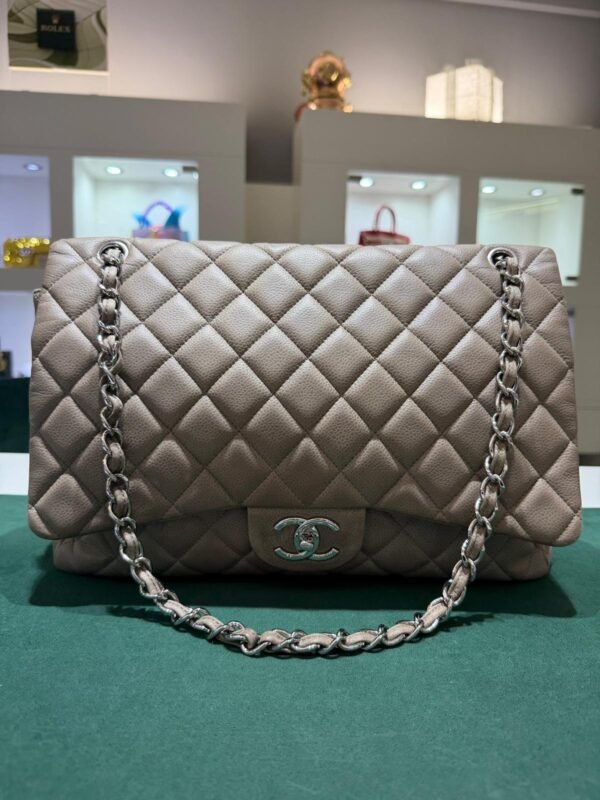 WhatsApp Image 2026-01-19 at 08.48.09 Chanel Classic Flap Jumbo XL misura 33 color Beige Caviar anno di produzione 2010 full set con scontrino fattura d’acquisto e scatola