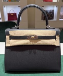 Hermès Kelly 25 sellier Nuova 2025 Dicembre  stampa K in pelle epsom sellier colore plombe con hardware electrum  con tutti gli adesivi di protezione dell’imballaggio e dell’hardware.
