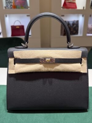 Hermès Kelly 25 sellier Nuova 2025 Dicembre  stampa K in pelle epsom sellier colore plombe con hardware electrum  con tutti gli adesivi di protezione dell’imballaggio e dell’hardware.