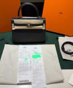 Alternative view of Hermès Kelly 25 sellier Nuova 2025 Dicembre  stampa K in pelle epsom sellier colore plombe con hardware electrum  con tutti gli adesivi di protezione dell’imballaggio e dell’hardware.