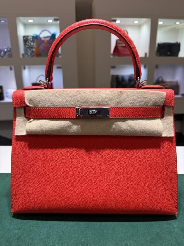WhatsApp Image 2026-01-19 at 08.56.32 (1) Hermès Kelly 28 sellier veau pellame epsom NUOVA 2025 Ottobre seriale K color Capucine ( rosso con sottotono aranciato)