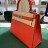 WhatsApp Image 2026-01-19 at 08.56.32 (2) Hermès Kelly 28 sellier veau pellame epsom NUOVA 2025 Ottobre seriale K color Capucine ( rosso con sottotono aranciato)