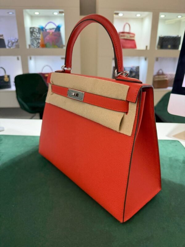 WhatsApp Image 2026-01-19 at 08.56.32 (2) Hermès Kelly 28 sellier veau pellame epsom NUOVA 2025 Ottobre seriale K color Capucine ( rosso con sottotono aranciato)