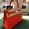 WhatsApp Image 2026-01-19 at 08.56.32 (3) Hermès Kelly 28 sellier veau pellame epsom NUOVA 2025 Ottobre seriale K color Capucine ( rosso con sottotono aranciato)