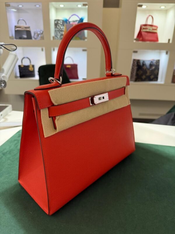 WhatsApp Image 2026-01-19 at 08.56.32 (3) Hermès Kelly 28 sellier veau pellame epsom NUOVA 2025 Ottobre seriale K color Capucine ( rosso con sottotono aranciato)