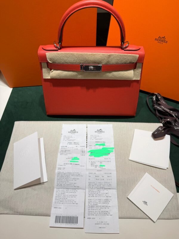 WhatsApp Image 2026-01-19 at 08.56.32 Hermès Kelly 28 sellier veau pellame epsom NUOVA 2025 Ottobre seriale K color Capucine ( rosso con sottotono aranciato)