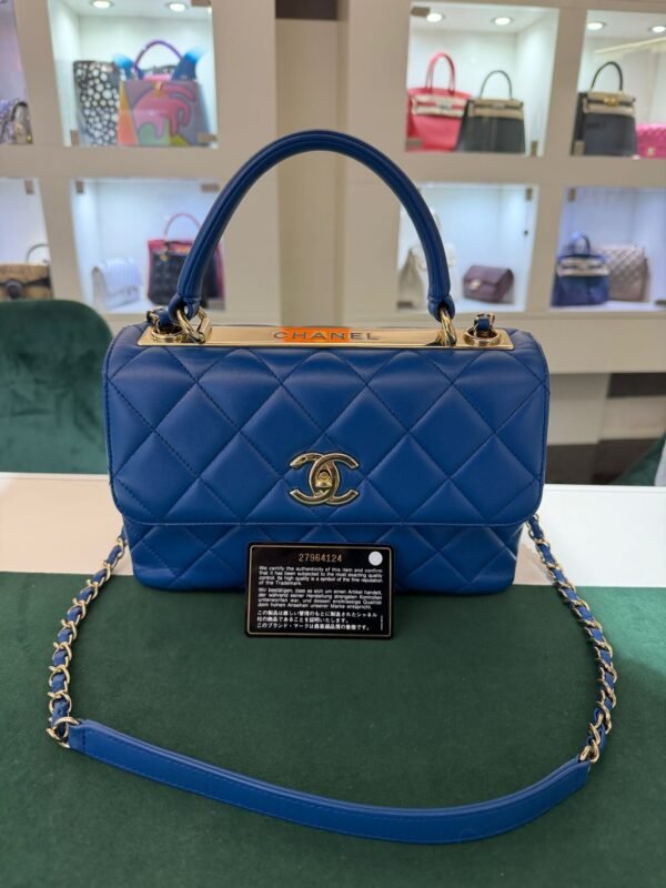 Chanel trendy CC misura media 25 con Card Chanel del 2019 e certificato Entrupy  Color bleu ( blue royal ) con hardware dorato.