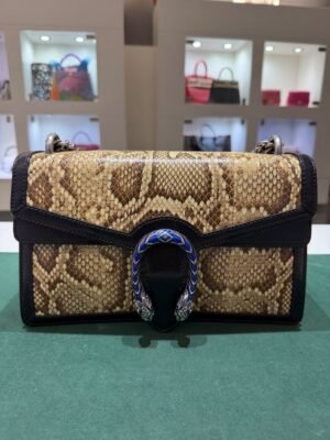 Gucci Dionysus Shoulder Bag – Exotic Python Il modello Dionysus è riconoscibile dalla chiusura a testa di tigre, ispirata al mito di Dioniso che attraversa il fiume Tigri.
