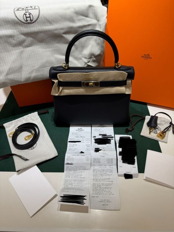 Hermès Kelly 28 Retourne pellame Taurillon Clémence NUOVA 2026 seriale K colore NERO noir ( nero ) con hardware dorato con tutti gli adesivi di protezione dell’imballaggio e dell’hardware full set full pellicole full stickers