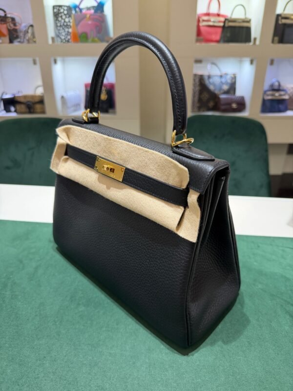 Hermès Kelly 28 Retourne pellame Taurillon Clémence NUOVA 2026 seriale K colore NERO noir ( nero ) con hardware dorato con tutti gli adesivi di protezione dell’imballaggio e dell’hardware full set full pellicole full stickers