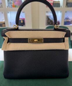 Hermès Kelly 28 Retourne pellame Taurillon Clémence NUOVA 2026 seriale K colore NERO noir ( nero ) con hardware dorato con tutti gli adesivi di protezione dell’imballaggio e dell’hardware full set full pellicole full stickers