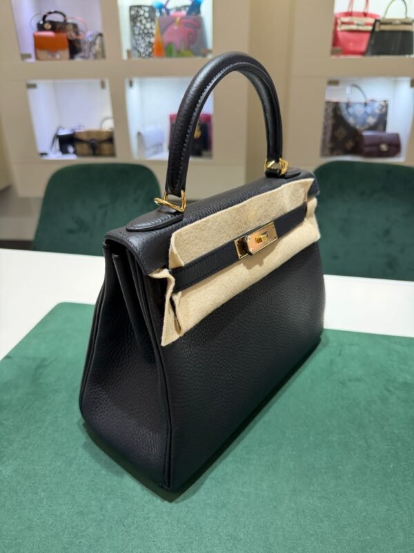 Hermès Kelly 28 Retourne pellame Taurillon Clémence NUOVA 2026 seriale K colore NERO noir ( nero ) con hardware dorato con tutti gli adesivi di protezione dell’imballaggio e dell’hardware full set full pellicole full stickers