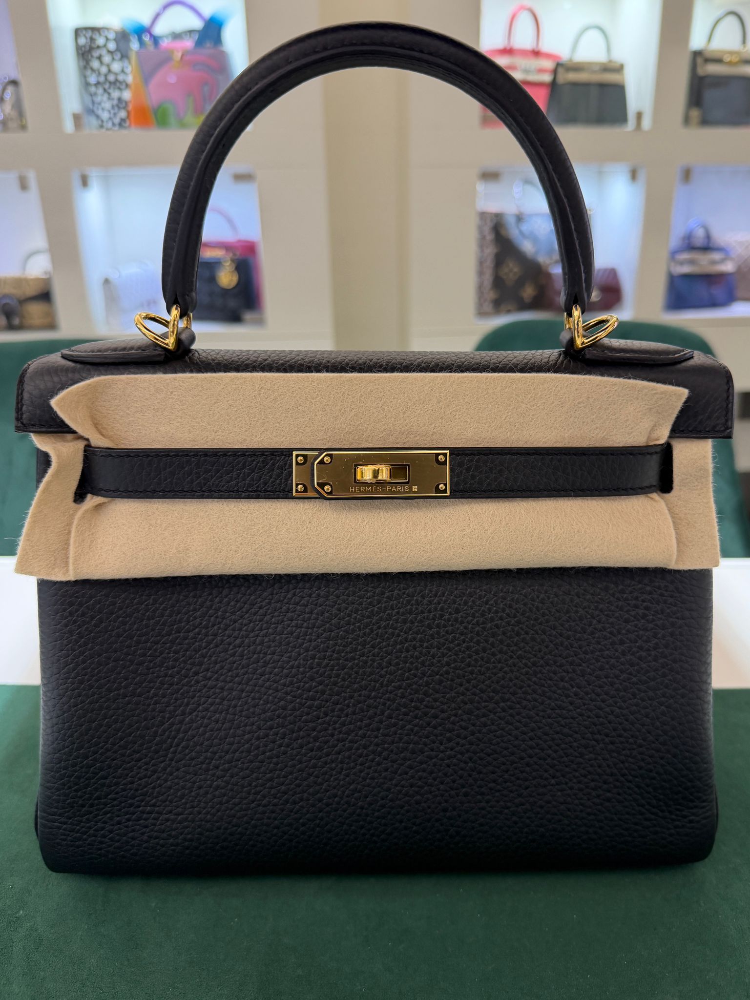 Hermès Kelly 28 Retourne pellame Taurillon Clémence NUOVA 2026 seriale K colore NERO noir ( nero ) con hardware dorato con tutti gli adesivi di protezione dell’imballaggio e dell’hardware full set full pellicole full stickers