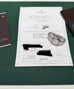 Alternative view of Patek Philippe Nautilus Ladies 35mm Automatic Diamond Bezel del 2021 full set excellent condition