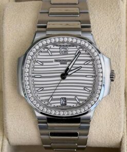 Patek Philippe Nautilus Ladies 35mm Automatic Diamond Bezel del 2021 full set excellent condition