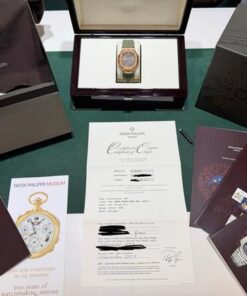 Alternative view of Patek Philippe Nautilus rose gold 40mm del 2007 full set excellent condition con documenti e scatola