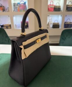 Alternative view of Hermès Kelly 25 retourne Nuova 2026 stampa K in pelle togo colore Nero noir con hardware dorato c