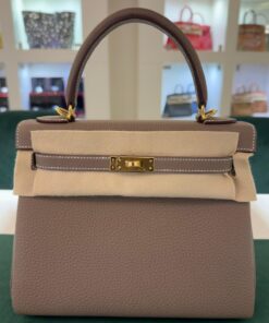 Hermès Kelly 25 retourne Nuova 2026 stampa G in pelle togo colore Etoupe tortora con hardware dorato con tutti gli adesivi di protezione dell’imballaggio e dell’hardware.