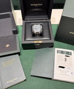 Alternative view of Audemars Piguet Royal Oak Jumbo 39mm extra-thin del 2017 Mai indossato full set con documenti e scatola