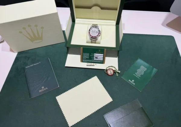 Rolex GMT-Master II del 2011 con zaffiri e diamanti full set top condition con documenti scatola