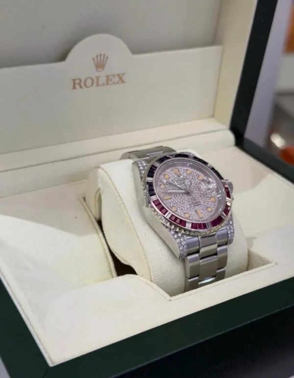 Rolex GMT-Master II del 2011 con zaffiri e diamanti full set top condition con documenti scatola