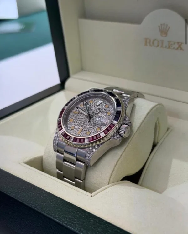 Rolex GMT-Master II del 2011 con zaffiri e diamanti full set top condition con documenti scatola