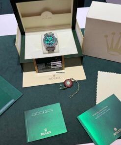 Alternative view of Rolex Submariner Date Hulk del 2013 full set top condition con documenti e scatola Rolex