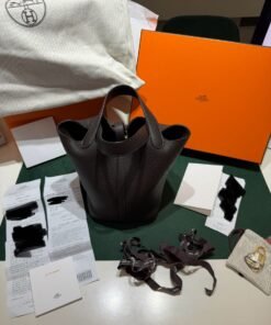 Alternative view of Picotin Lock 18 Taurillon