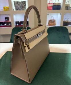 Alternative view of Hermès Kelly 28 Sellier NUOVA 2025 seriale W colore Etoupe
