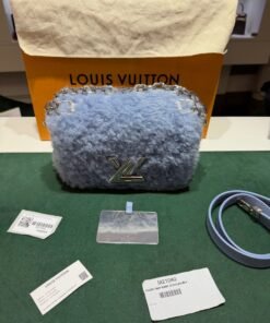 Alternative view of Louis Vuitton Twist MM Shearling Blue Referenza M21040 – Capsule Invernale