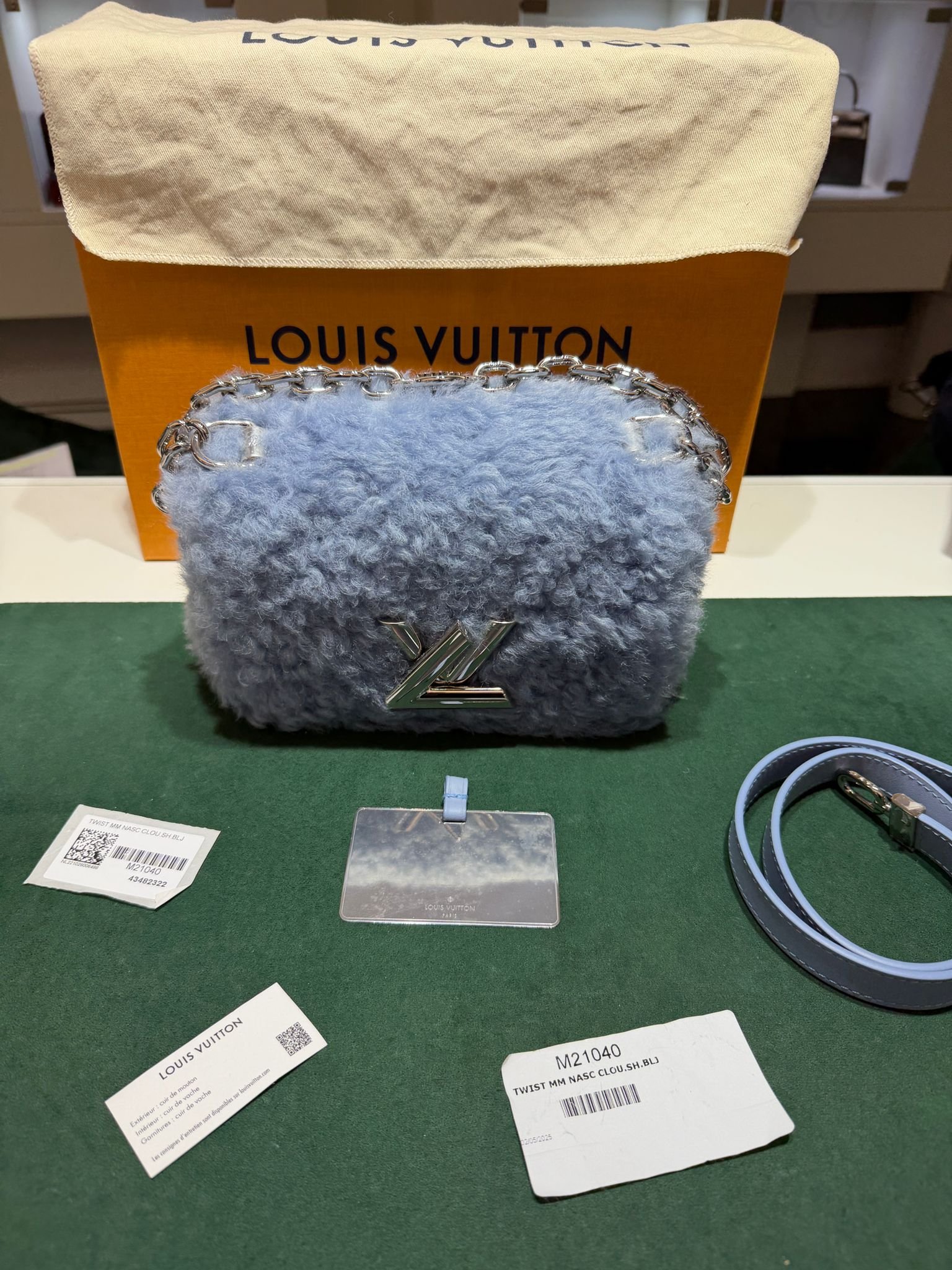 Louis Vuitton Twist MM Shearling Blue Referenza M21040 – Capsule Invernale - Image 2