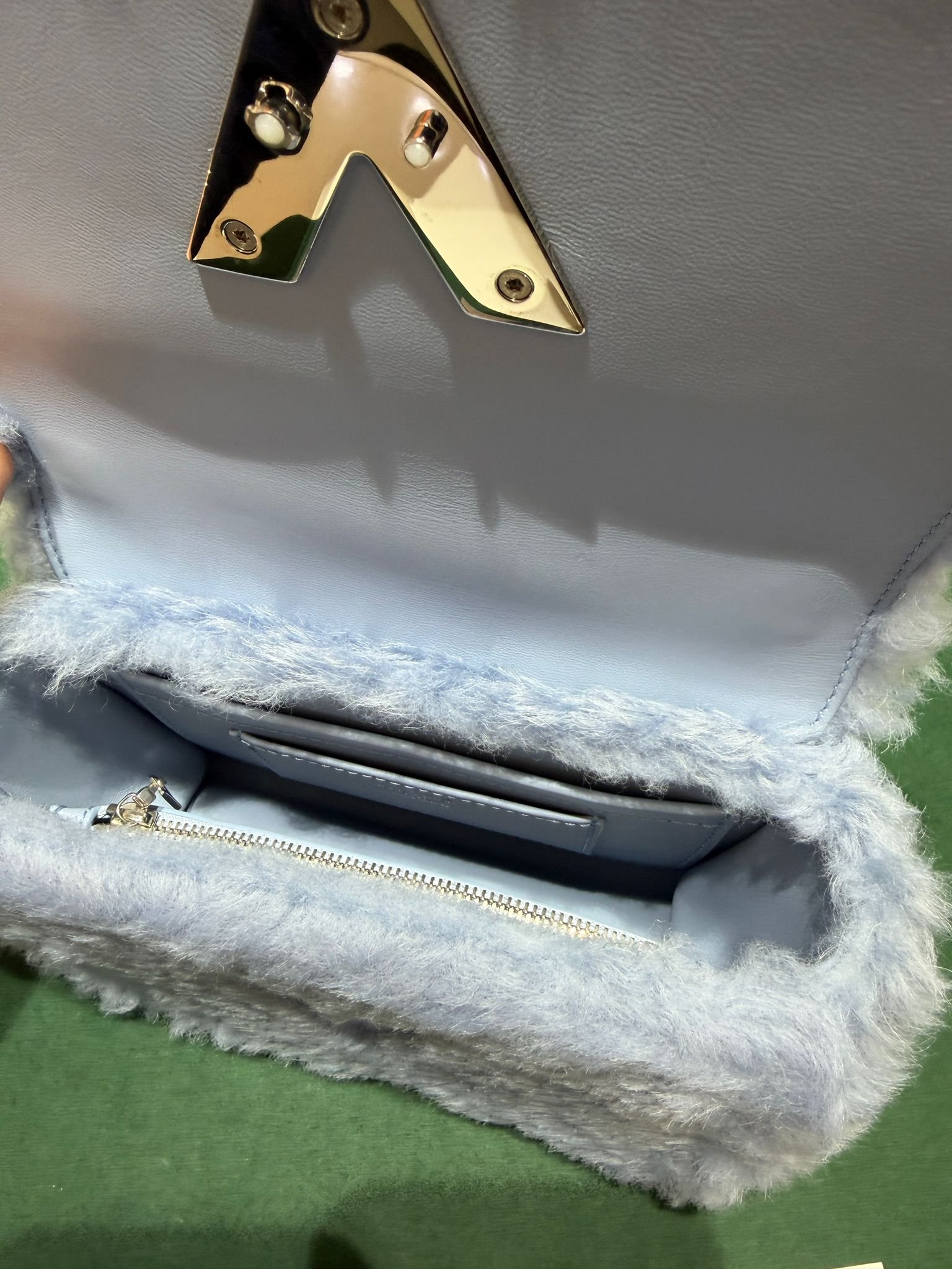 Louis Vuitton Twist MM Shearling Blue Referenza M21040 – Capsule Invernale - Image 3