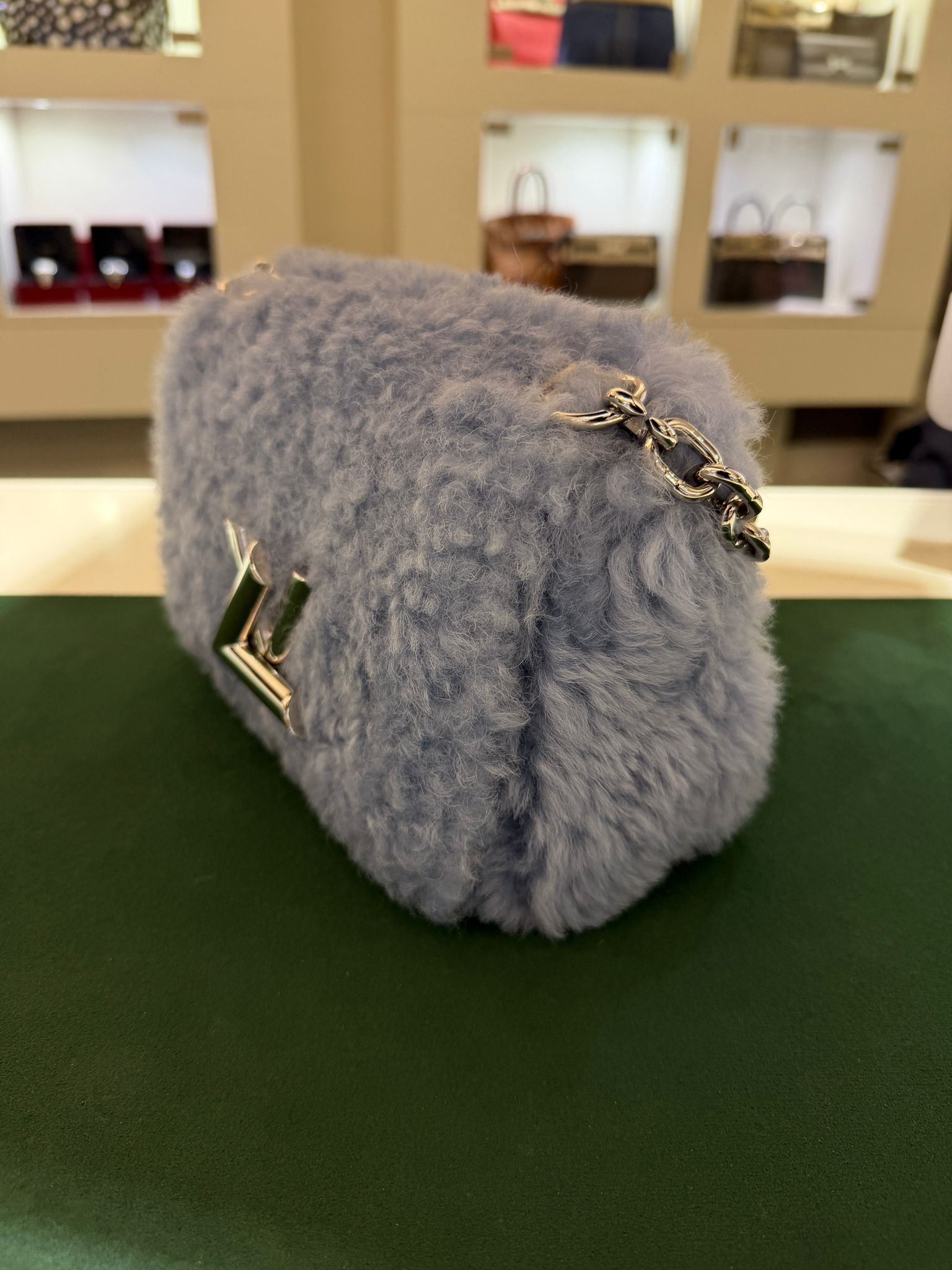 Louis Vuitton Twist MM Shearling Blue Referenza M21040 – Capsule Invernale - Image 5
