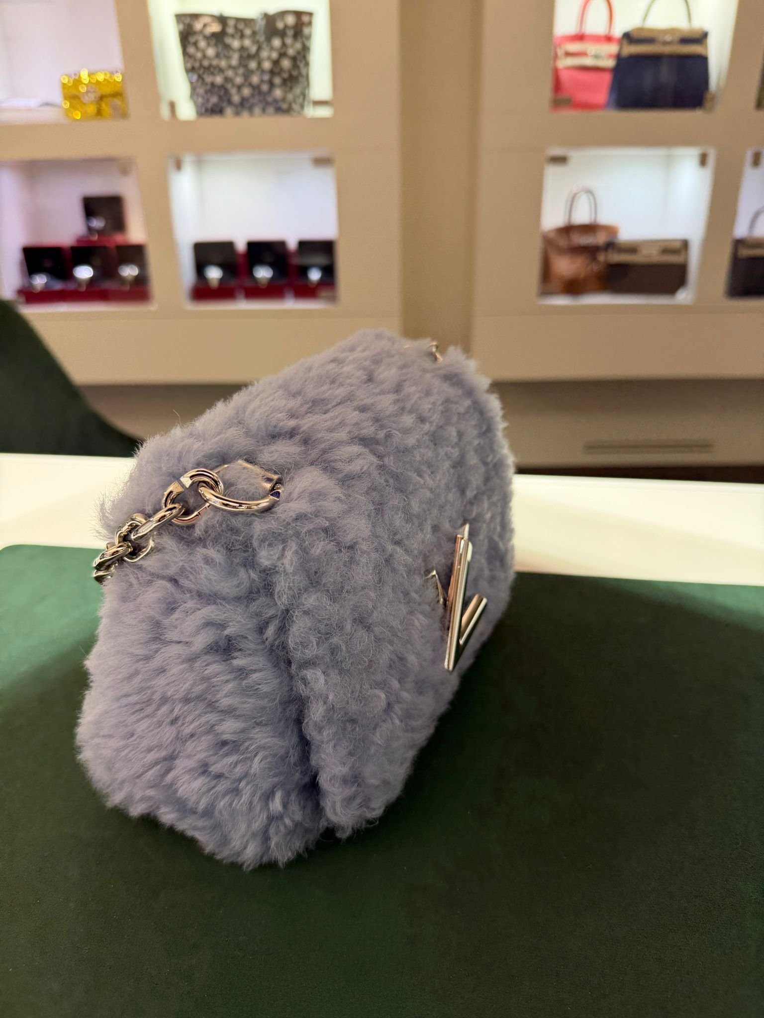 Louis Vuitton Twist MM Shearling Blue Referenza M21040 – Capsule Invernale - Image 6